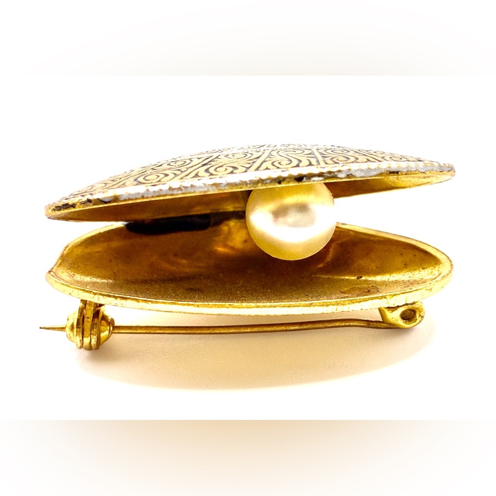 Vintage Clam/Oyster/Muscle Shell with a Faux Pearl Inside in a Gold Tone Brooch